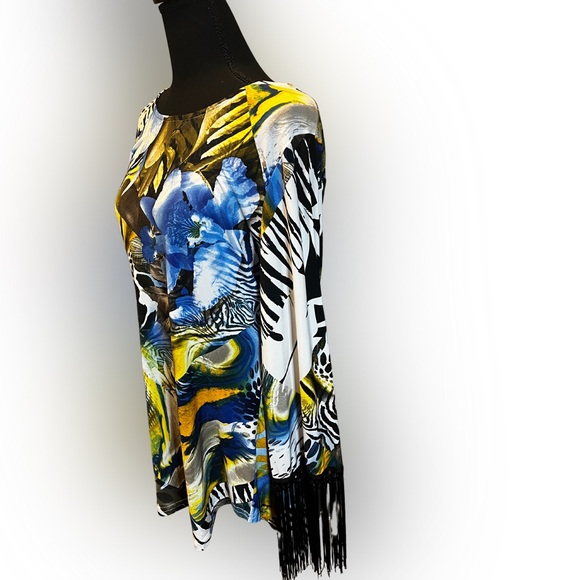 Shirt with fringes with black pants. - Picture 3 of 8